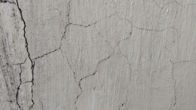 Photo Repairing drywall cracks